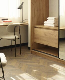 Minimal Ξενοδοχειακή Αρχιτεκτονική με Ενεργειακά Κουφώματα στον Πειραιά The Port Square Hotel