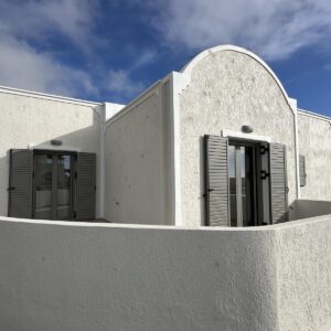 Παραδοσιακή κυκλαδίτικη οικία στη Σαντορίνη με κουφώματα αλουμινίου Europa Hybrid