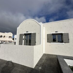 Παραδοσιακή κυκλαδίτικη οικία στη Σαντορίνη με κουφώματα αλουμινίου Europa Hybrid