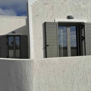 Παραδοσιακή κυκλαδίτικη οικία στη Σαντορίνη με κουφώματα αλουμινίου Europa Hybrid