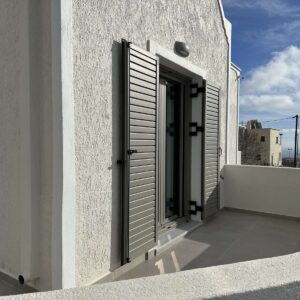 Παραδοσιακή κυκλαδίτικη οικία στη Σαντορίνη με κουφώματα αλουμινίου Europa Hybrid