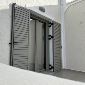 Παραδοσιακή κυκλαδίτικη οικία στη Σαντορίνη με κουφώματα αλουμινίου Europa Hybrid