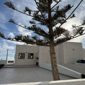 Παραδοσιακή κυκλαδίτικη οικία στη Σαντορίνη με κουφώματα αλουμινίου Europa Hybrid