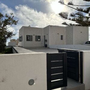 Παραδοσιακή κυκλαδίτικη οικία στη Σαντορίνη με κουφώματα αλουμινίου Europa Hybrid