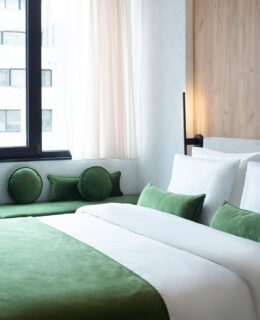 Minimal Ξενοδοχειακή Αρχιτεκτονική με Ενεργειακά Κουφώματα στον Πειραιά The Port Square Hotel