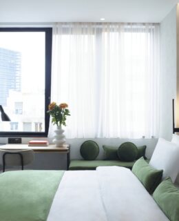 Minimal Ξενοδοχειακή Αρχιτεκτονική με Ενεργειακά Κουφώματα στον Πειραιά The Port Square Hotel