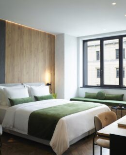 Minimal Ξενοδοχειακή Αρχιτεκτονική με Ενεργειακά Κουφώματα στον Πειραιά The Port Square Hotel