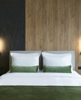 Minimal Ξενοδοχειακή Αρχιτεκτονική με Ενεργειακά Κουφώματα στον Πειραιά The Port Square Hotel