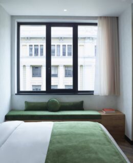 Minimal Ξενοδοχειακή Αρχιτεκτονική με Ενεργειακά Κουφώματα στον Πειραιά The Port Square Hotel