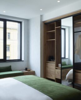 Minimal Ξενοδοχειακή Αρχιτεκτονική με Ενεργειακά Κουφώματα στον Πειραιά The Port Square Hotel