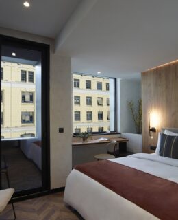 Minimal Ξενοδοχειακή Αρχιτεκτονική με Ενεργειακά Κουφώματα στον Πειραιά The Port Square Hotel