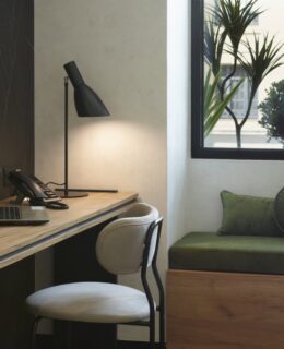 Minimal Ξενοδοχειακή Αρχιτεκτονική με Ενεργειακά Κουφώματα στον Πειραιά The Port Square Hotel