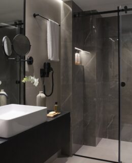 Minimal Ξενοδοχειακή Αρχιτεκτονική με Ενεργειακά Κουφώματα στον Πειραιά The Port Square Hotel