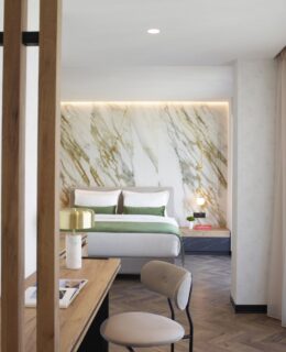 Minimal Ξενοδοχειακή Αρχιτεκτονική με Ενεργειακά Κουφώματα στον Πειραιά The Port Square Hotel