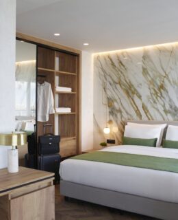 Minimal Ξενοδοχειακή Αρχιτεκτονική με Ενεργειακά Κουφώματα στον Πειραιά The Port Square Hotel