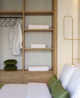 Minimal Ξενοδοχειακή Αρχιτεκτονική με Ενεργειακά Κουφώματα στον Πειραιά The Port Square Hotel