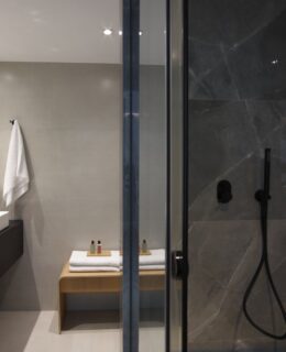 Minimal Ξενοδοχειακή Αρχιτεκτονική με Ενεργειακά Κουφώματα στον Πειραιά The Port Square Hotel