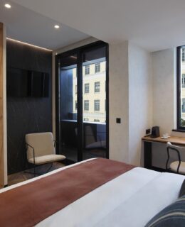 Minimal Ξενοδοχειακή Αρχιτεκτονική με Ενεργειακά Κουφώματα στον Πειραιά The Port Square Hotel