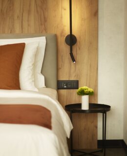 Minimal Ξενοδοχειακή Αρχιτεκτονική με Ενεργειακά Κουφώματα στον Πειραιά The Port Square Hotel