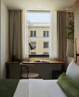 Minimal Ξενοδοχειακή Αρχιτεκτονική με Ενεργειακά Κουφώματα στον Πειραιά The Port Square Hotel