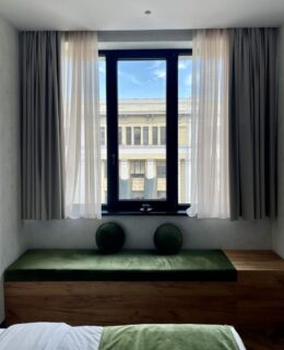 Minimal Ξενοδοχειακή Αρχιτεκτονική με Ενεργειακά Κουφώματα στον Πειραιά The Port Square Hotel