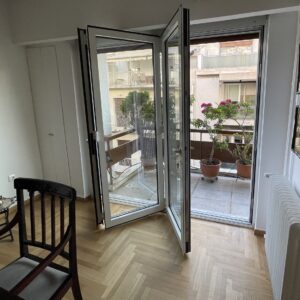 Πτυσσόμενα κουφώματα Europa EFD 77 Hybrid σε μπαλκονόπορτα διαμερίσματος