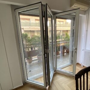 Πτυσσόμενα κουφώματα Europa EFD 77 Hybrid σε μπαλκονόπορτα διαμερίσματος