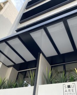 Στέγαστρο εισόδου σε Ξενοδοχείο 4* στον Πειραιά The Port Square Hotel