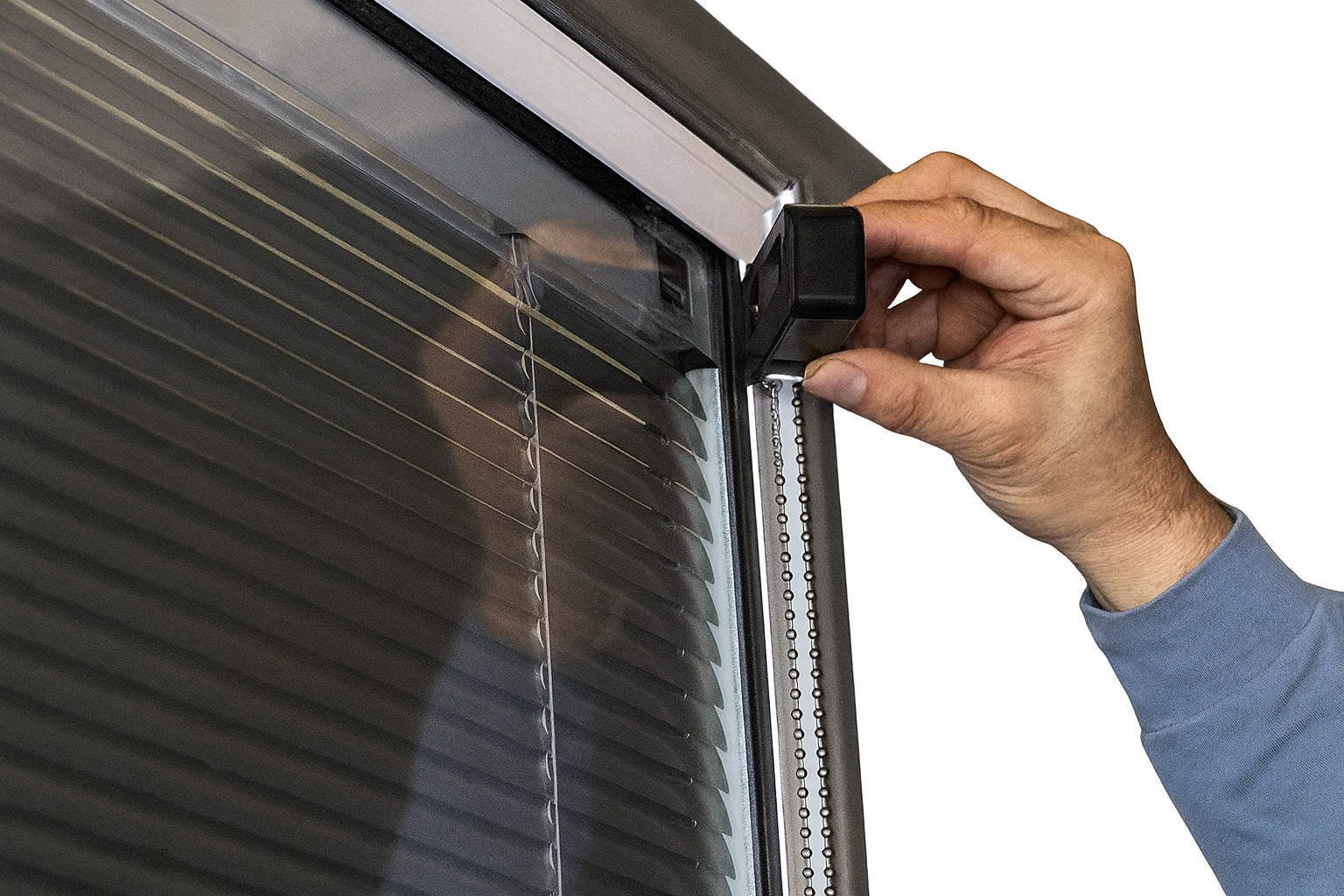 Περσίδα εντός διπλής υάλωσης με μαγνητικό σύστημα χειρισμού