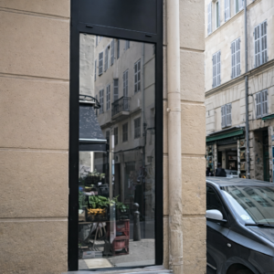 Exportation de menuiseries aluminium RAL 9005 mat pour un projet à Marseille