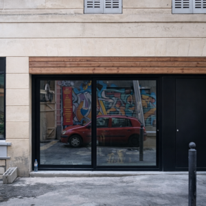 Exportation de menuiseries aluminium RAL 9005 mat pour un projet à Marseille