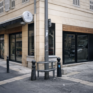 Exportation de menuiseries aluminium RAL 9005 mat pour un projet à Marseille